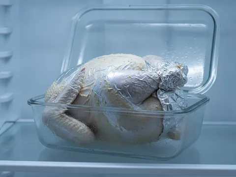 Ayam bersalut rempah dibalut kerajang aluminium di dalam bekas, sedia diperap dalam peti sejuk