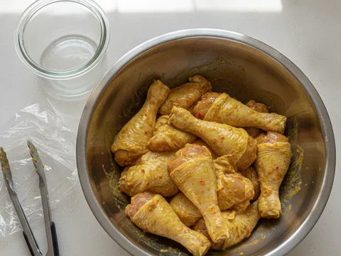 Ketul ayam bersalut perapan kuning rata dalam bekas besar