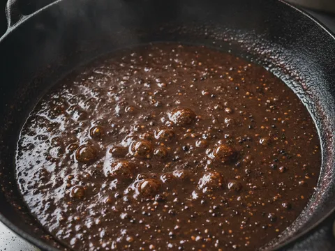 Sos black pepper mendidih dalam kuali