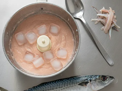 Isi ikan tenggiri putih dikisar bersama ketulan ais dalam pemproses makanan sehingga menjadi pes halus