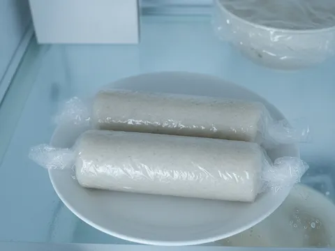 Gulungan keropok ikan yang telah masak dan sejuk dibalut dan disimpan dalam peti sejuk supaya mengeras