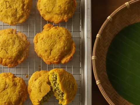 Kuih kasturi keemasan ditoskan di atas redai dawai selepas digoreng, siap untuk dihidang