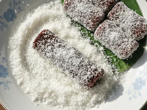 Kuih kaswi digolek dalam kelapa parut putih bergaram sehingga bersalut penuh