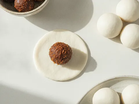Bebola inti kelapa gula melaka dibalut dengan doh pulut putih yang dileperkan