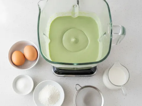 Adunan hijau asas dikisar dalam blender bersama telur, gula, tepung gandum dan santan