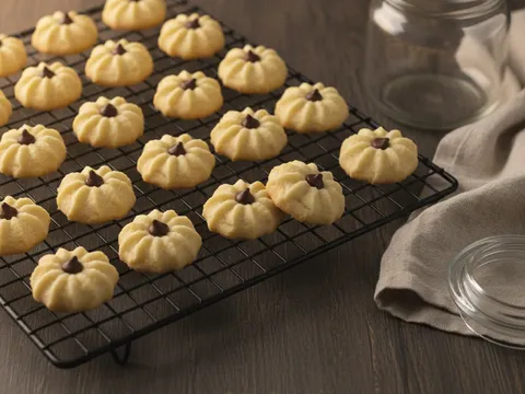 Kuih semperit susu sejuk tersusun di atas redai penyejuk sebelum dimasukkan ke dalam bekas kedap udara