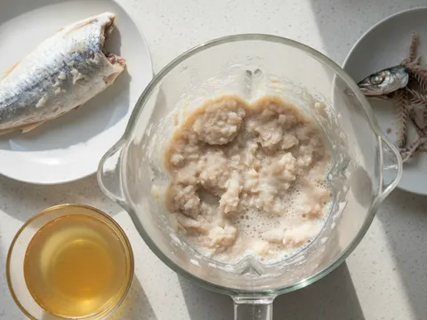 Isi ikan parang yang telah direbus dikisar halus bersama air rebusan menjadi pes ikan untuk kuah laksa Johor