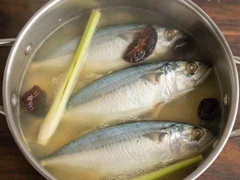 Ikan kembung direbus dalam periuk bersama serai dan asam gelugor untuk kuah laksam