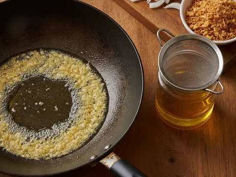 Bawang putih cincang digoreng perlahan dalam minyak sehingga keemasan, kemudian ditapis dan minyaknya disimpan