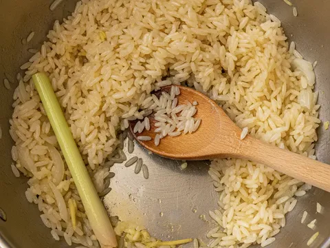 Beras basmati digaul dalam periuk bersama butter cair sehingga butirnya kelihatan berkilat