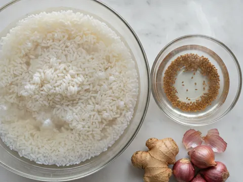 Beras nasi dagang dan pulut direndam dalam mangkuk air, biji halba direndam berasingan dalam mangkuk kecil