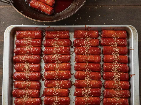 Popia sira digaul dengan sira sambal kemudian disusun sebaris di atas talam untuk disejukkan