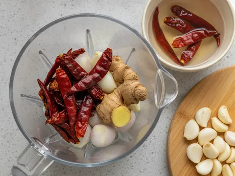 Cili kering yang telah direndam dalam jag pengisar bersama bawang merah, bawang putih dan halia sebelum dikisar menjadi pes sambal merah