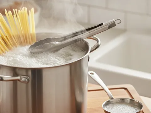 Spaghetti direbus dalam periuk besar berisi air menggelegak sehingga al dente
