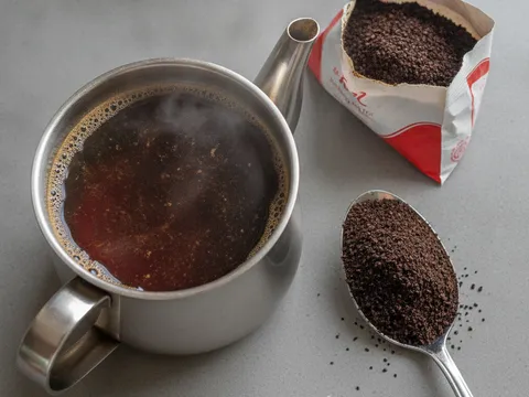 Serbuk teh dust diseduh dalam periuk air panas sehingga berwarna coklat gelap pekat